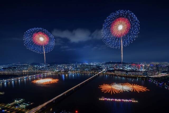 한화가 오는 9월 5일 서울 여의도 한강공원 일대에서 '한화와 함께하는 서울세계불꽃축제 2026'을 개최한다고 27일 밝혔다. 사진은 2025 한화 불꽃놀이 사진. /한화