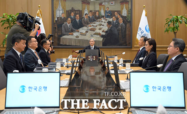 신현송 한국은행 총재가 27일 오전 서울 중구 한국은행에서 열린 금융통화위원회 본회의에 참석해 의사봉을 두드리고 있다. /사진공동취재단
