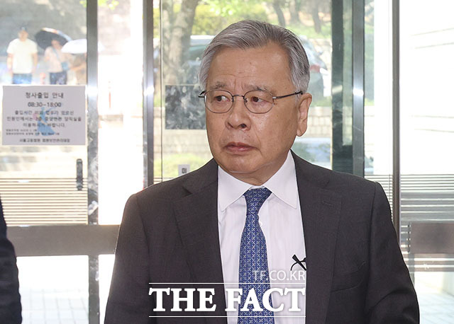 '가짜 수산업자'로부터 고가의 외제차 포르쉐 렌터카 등 금품을 받은 혐의로 1심에서 징역형 집행유예를 선고받은 박영수 전 특별검사가 27일 오후 서울 서초구 고등법원에서 열린 항소심 선고공판에 출석하고 있다. /서예원 기자