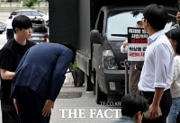  지지자 향해 인사하는 박상용 검사 [포토]