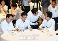  김민석 대표와 대화하는 홍익표 정무수석 [포토]