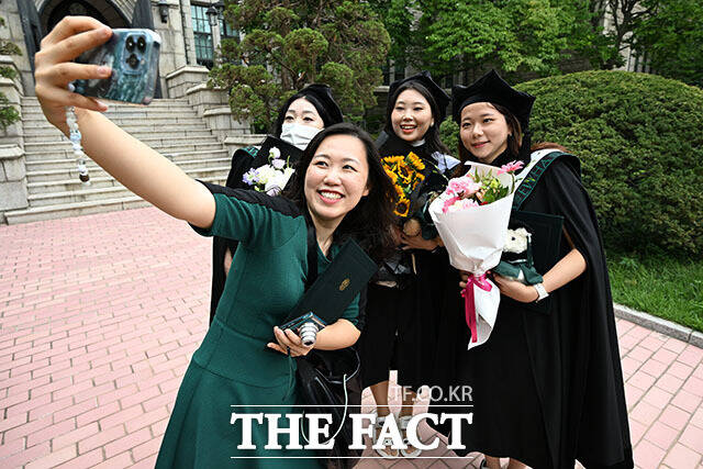 28일 오전 서울 서대문구 이화여자대학교에서 2026년 여름 학위수여식이 열린 가운데 졸업생들이 졸업을 축하하며 학사모를 던지고 있다. /서예원 기자