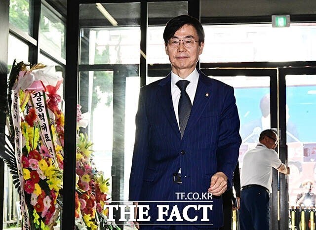 조경태 국민의힘 의원이 지난 26일 당 윤리위원회의 징계에 대해 가처분 신청이나 재심 신청을 하지 않겠다는 뜻을 밝혔다. 사진은 조 의원이 18일 서울 여의도 국민의힘 중앙당사에서 열린 윤리위에 출석하는 모습. /배정한 기자