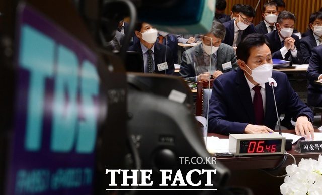 오세훈 서울시장이 TBS 정상화에 사실상 동의한다는 뜻을 밝히면서도 정치적 중립·공정성 확보에 대한 구성원들의 의지 표명과 시민 공론화를 전제조건으로 내걸었다. /뉴시스