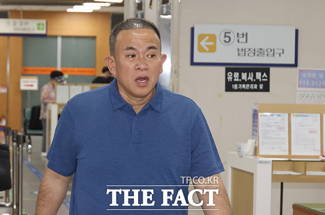 명태균 씨가 법정으로 향하고 있다.