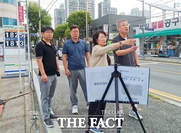 박은희 대전시의회 의원(민주당·대덕구2·복지환경위원장, 사진 오른쪽 두 번째)이 28일 대덕구 신탄진동 보건소 사거리 일원에서 추진 중인 신탄진IC 진입로 확장 사업 현장을 방문해 현장을 점검하고 있다. /박은희 의원