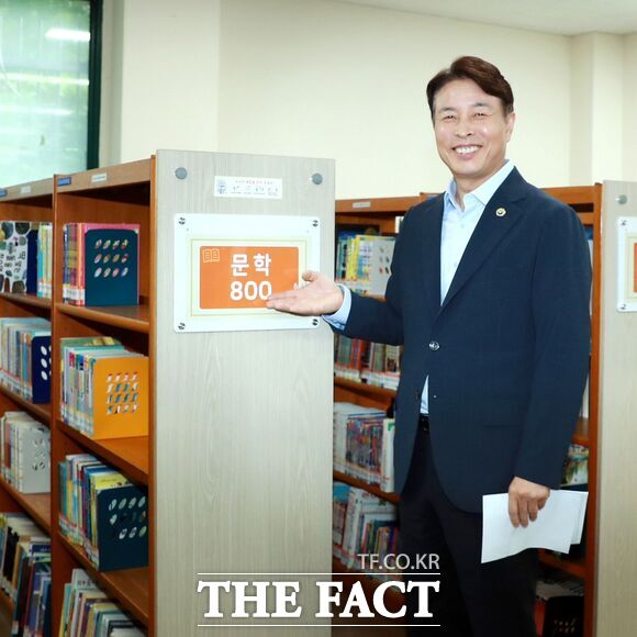 전문학 대전시 서구청장이 28일 갈마도서관을 방문해 시설 전반을 살폈다. 사진은 전 청장이 자신의 이름과 같은 ‘문학’이라는 표지 앞에서 반가움을 표현하고 있는 모습. /대전 서구