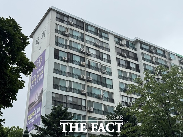 서울, 특히 강남을 중심으로 최대 6억원의 기본이주비만으로 이사가 어려운 만큼 건설사들이 추가이주비 혜택을 확대하는 이유다. 사진은 여의도 목화아파트. /황준익 기자