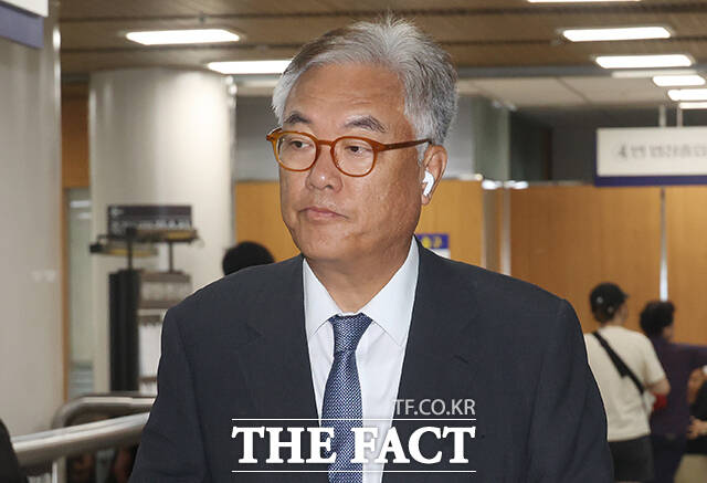 정진석 전 대통령 비서실장(오른쪽)과 이원모 전 대통령실 공직기강비서관이 28일 오전 서울 서초구 서울중앙지방법원에서 열린 헌법재판관 미임명 관련 직무유기 혐의 사건 1심 결심공판에 출석하고 있다. /남윤호 기자