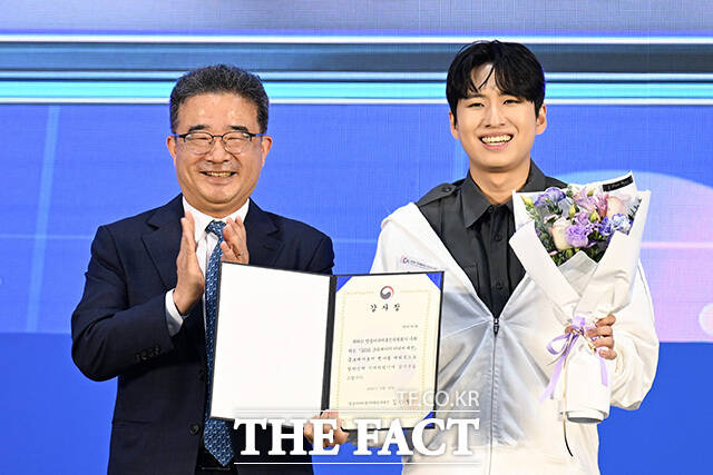 홍보대사 감사장을 수상한 콘텐츠 크리에이터 미미미누(오른쪽).