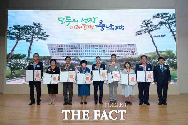 28일 충남도교육청 대강당에서 이병도 교육감이 8월 말 퇴직교원 정부포상 전수식 진행한 후 기념촬영을 하고 있다. /충남도교육청