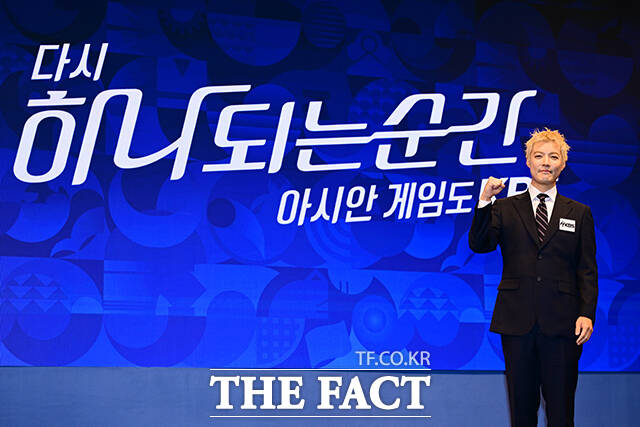 개막식 해설을 맡은 방송인 강남.