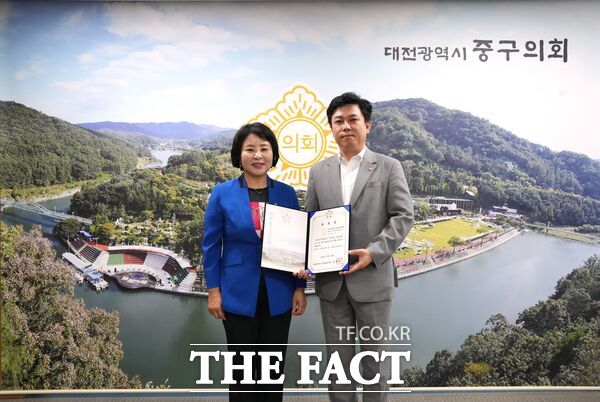 대전시 중구의회가 28일 중구의회 의장실에서 강철호 변호사(오른쪽)를 중구의회 법률고문으로 위촉했다. /대전 중구의회