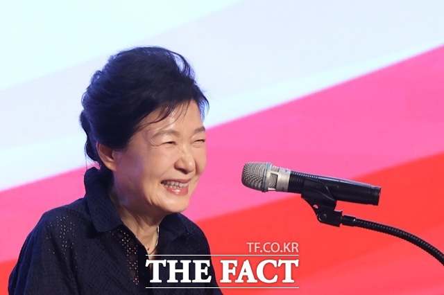 국민의힘 국회의원 연찬회에 박근혜 전 대통령이 참석하며 당 안팎의 이목이 집중됐다. 사진은 박 전 대통령이 27일 오후 경기 고양시 소노캄 고양에서 열린 2026 국민의힘 국회의원 연찬회에 참석해 인사말을 하는 모습. /남용희 기자