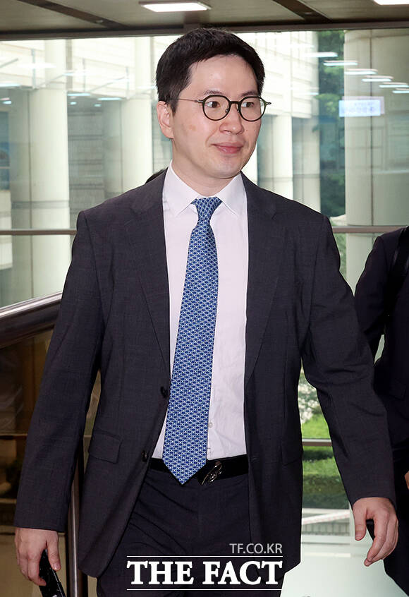 정진석 전 대통령 비서실장(오른쪽)과 이원모 전 대통령실 공직기강비서관이 28일 오전 서울 서초구 서울중앙지방법원에서 열린 헌법재판관 미임명 관련 직무유기 혐의 사건 1심 결심공판에 출석하고 있다. /남윤호 기자