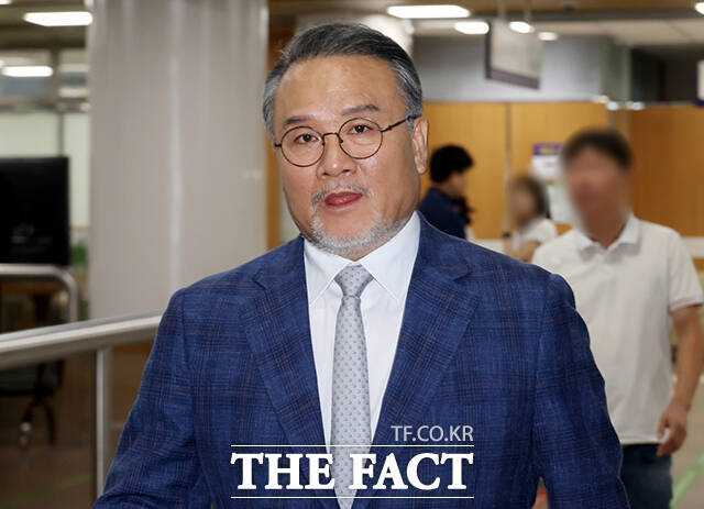 자본시장과 금융투자업에 관한 법률 위반 혐의를 받는 이일준 삼부토건 회장이 28일 오전 서울 서초구 서울중앙지방법원에서 열린 공판에 출석하고 있다. /남윤호 기자