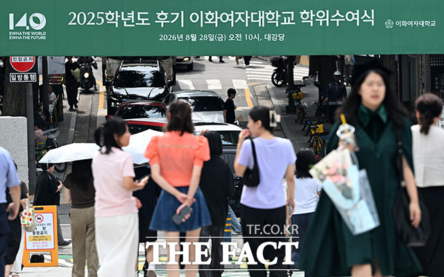 28일 오전 서울 서대문구 이화여자대학교에서 2026년 여름 학위수여식이 열린 가운데 졸업생들이 졸업을 축하하며 학사모를 던지고 있다. /서예원 기자