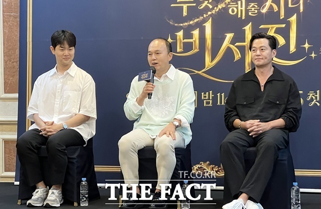 김정욱 PD, 배우 이서진 김광규(왼쪽부터)가 28일 오후 서울 영등포구 여의도 켄싱턴호텔에서 진행된 SBS 새 예능프로그램 '무엇이든 해줄지니 - 비서진'의 기자간담회에 참석해 다양한 이야기를 나눴다. /문채영 기자