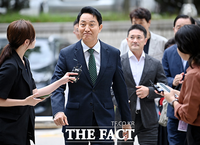 '여론조사비 대납 의혹'을 받는 오세훈 서울시장이 28일 오후 서울 서초구 서울고등법원에서 열린 항소심 2차 공판에 출석하고 있다. /송호영 기자