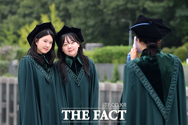 28일 오전 서울 서대문구 이화여자대학교에서 2026년 여름 학위수여식이 열린 가운데 졸업생들이 졸업을 축하하며 학사모를 던지고 있다. /서예원 기자
