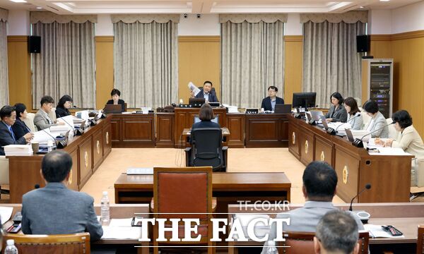 대전시의회 공공재산 정상화를 위한 특별위원회가 28일 제2차 회의를 열고 옛 대전부청사 보존·활용, 대전관광공사 사옥 이전 등 주요 공공재산 사업에 대한 업무보고를 청취하고 사업 추진 과정의 적정성을 살폈다. /선치영 기자