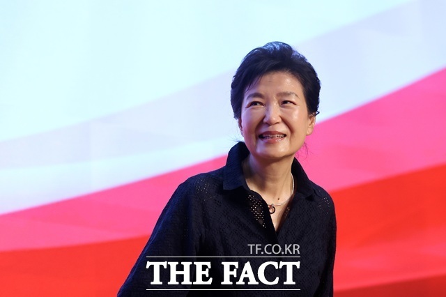 국민의힘 연찬회에 비선실세 국정농단으로 파면 된 박근혜 전 대통령이 참석했다. 사진은 박 전 대통령이 27일 오후 경기 고양시 일산동구 소노캄 고양에서 열린 '2026 국민의힘 국회의원 연찬회'에서 발언을 위해 이동하는 모습. /남용희 기자