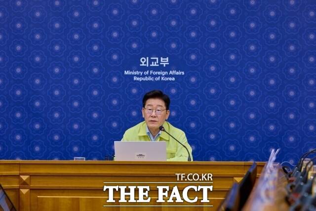 이재명 대통령은 지난 27일 오후 예정돼 있던 수석보좌관회의를 순연하고 네팔 홍수와 관련한 국민 피해 긴급점검회의를 주재했다. 사진은 이 대통령이 이날 서울 외교부 청사에서 긴급점검회의를 주재하는 모습. /청와대