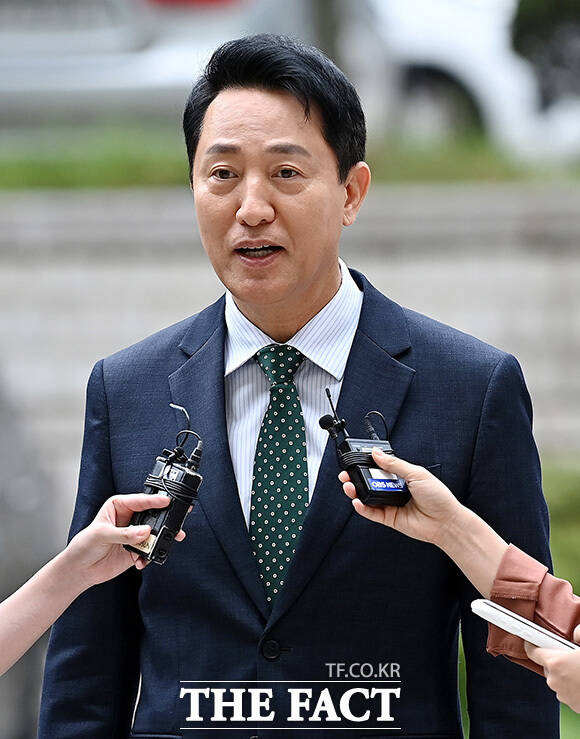 오 시장이 굳은 표정으로 이동하고 있다.
