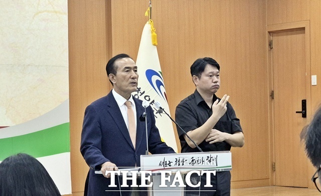 김홍열 군수가 28일 청양군청 대회의실에서 기자회견을 열고 지천댐 건설 발표에 따른 청양군 입장을 밝히고 있다. /김형중 기자