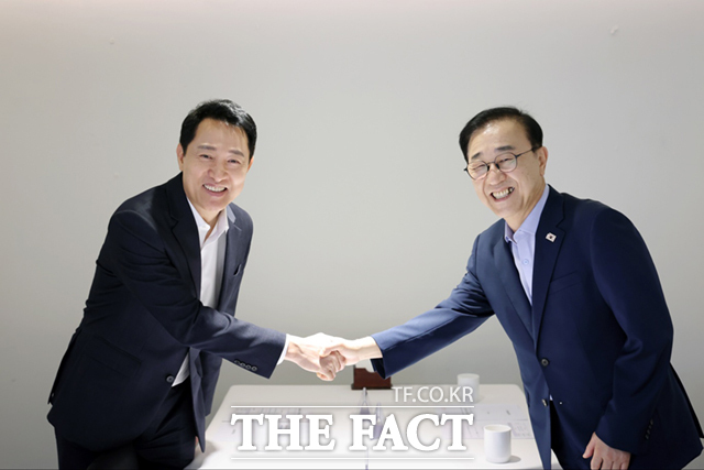 김윤덕 국토교통부 장관(오른쪽)과 오세훈 서울시장이 지난 26일 오전 서울 중구 달개비에서 주택공급 관련 두 번째 만남을 가졌다. 이날 양측은 용산공원 주택공급을 두고 이야기를 나눴으나 의견을 좁히지 못했다. /서울시