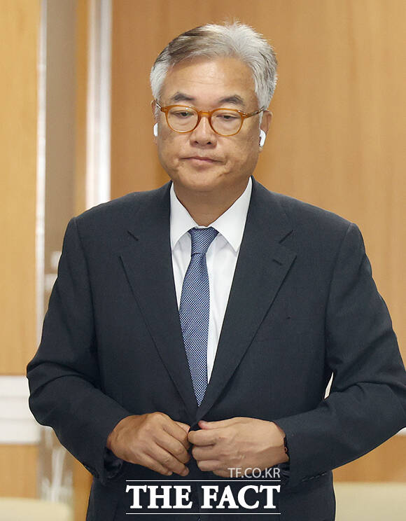 정진석 전 대통령 비서실장(오른쪽)과 이원모 전 대통령실 공직기강비서관이 28일 오전 서울 서초구 서울중앙지방법원에서 열린 헌법재판관 미임명 관련 직무유기 혐의 사건 1심 결심공판에 출석하고 있다. /남윤호 기자