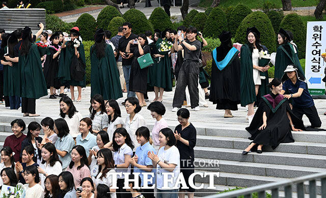 28일 오전 서울 서대문구 이화여자대학교에서 2026년 여름 학위수여식이 열린 가운데 졸업생들이 졸업을 축하하며 학사모를 던지고 있다. /서예원 기자