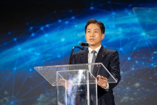 곽노정 SK하이닉스 CEO가 28일(한국시간) 미국 인디애나주 웨스트라피엣 퍼듀대학교에서 열린 AI 메모리 생산기지 기공식에서 사업 전략과 비전을 발표하고 있다. /SK하이닉스