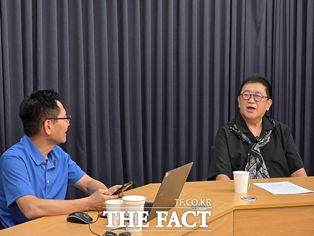 웃음을 위해 자신을 낮추고, 사람을 위해 먼저 다가가며, 가족 앞에서는 한없이 약해지는 사람, 그래서 그의 이름 앞에는 여전히 '영원한 희극인'이라는 수식어가 가장 잘 어울리는 익살꾼 이용식을 '강일홍의 스페셜영상인터뷰'에 초대해 희극인 50년 삶을 직접 들어봤다. /이나래 기자