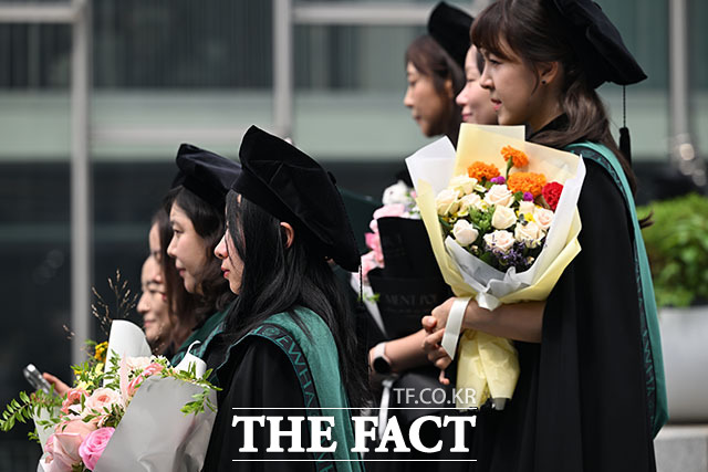 28일 오전 서울 서대문구 이화여자대학교에서 2026년 여름 학위수여식이 열린 가운데 졸업생들이 졸업을 축하하며 학사모를 던지고 있다. /서예원 기자
