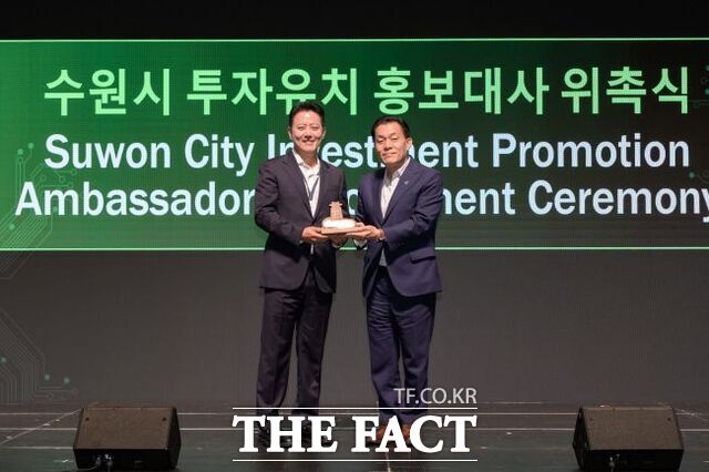 수원시가 앤드류 김(왼쪽) 레이저발테크놀러지 대표를 홍보대사로 위촉하고 기념 촬영을 하고 있다. /수원시