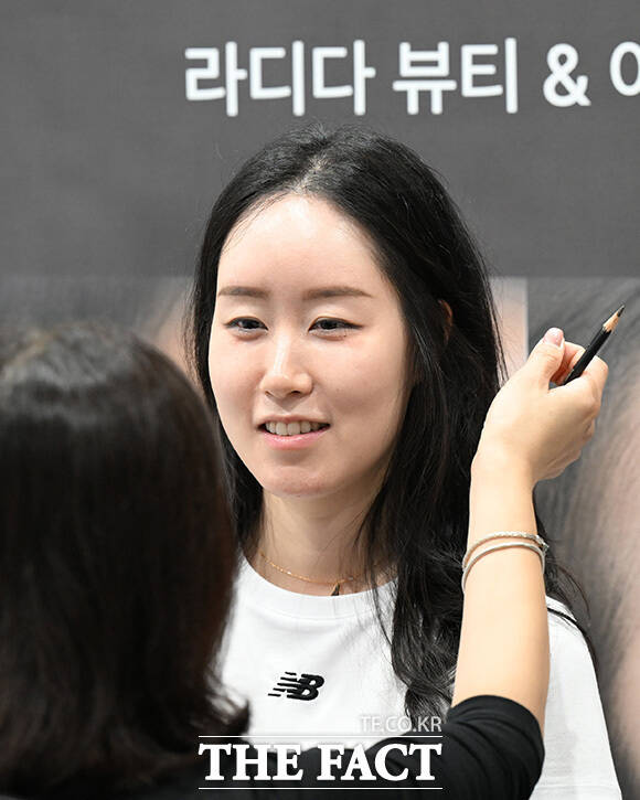 뷰티 코디 체험을 하는 방문객.