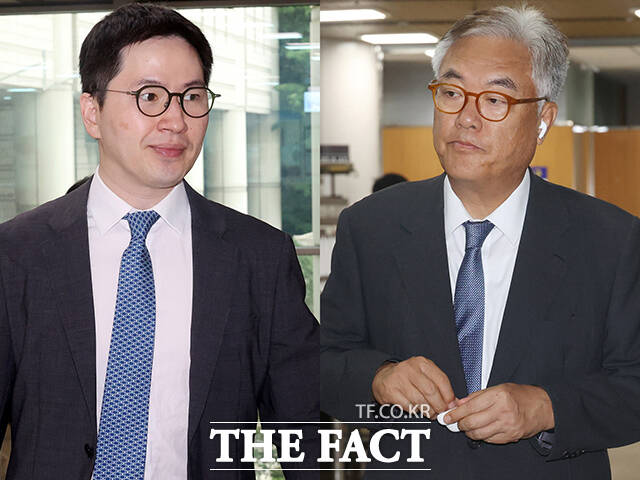 정진석 전 대통령 비서실장(오른쪽)과 이원모 전 대통령실 공직기강비서관이 28일 오전 서울 서초구 서울중앙지방법원에서 열린 헌법재판관 미임명 관련 직무유기 혐의 사건 1심 결심공판에 출석하고 있다. /남윤호 기자