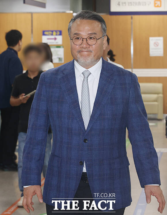 자본시장과 금융투자업에 관한 법률 위반 혐의를 받는 이일준 삼부토건 회장이 28일 오전 서울 서초구 서울중앙지방법원에서 열린 공판에 출석하고 있다. /남윤호 기자