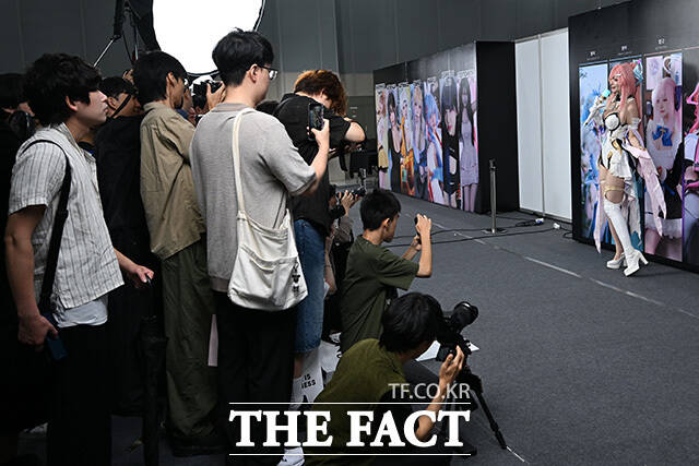 포즈를 취하는 코스튬플레이어