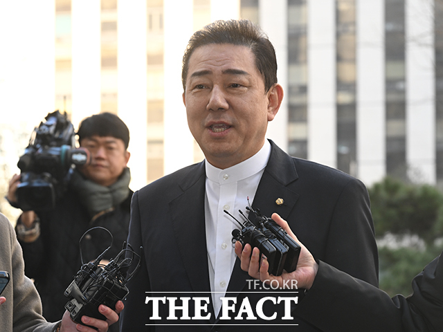 김병기 무소속 의원의 13개 의혹을 둘러싼 경찰 수사가 11개월 넘게 이어지고 있는 가운데 김 의원 관련 각종 의혹을 제기한 전직 보좌관이 수사 지연을 두고 전·현직 경찰청 국가수사본부장에 대한 감찰을 요구하는 청원을 국가경찰위원회(국경위)에 제기했다. /박헌우 기자