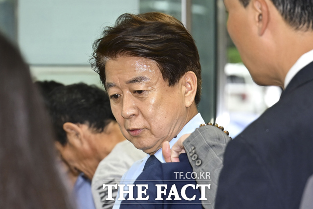 노웅래 전 더불어민주당 의원이 22일 오후 서울 서초구 서울중앙지방법원에서 열린 정치자금법 위반 혐의 항소심 선고 공판에 출석하고 있다. /김성렬 기자