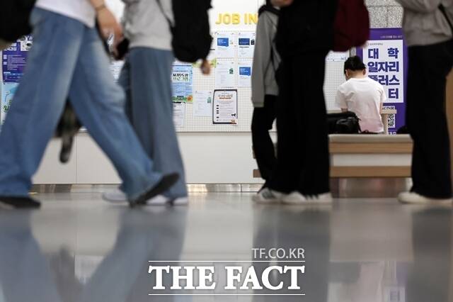 부가 청년의 취업 준비부터 일자리 진입, 경력 성장까지 전 주기에 걸쳐 밀착 지원한다. 청년일자리도약장려금 지원금은 2년간 최대 1800만원으로 늘리고, 구직촉진수당도 월 60만원에서 65만원으로 인상한다./뉴시스