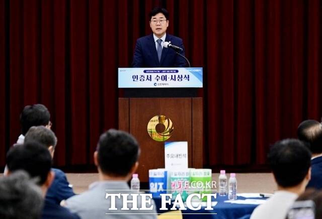 박찬대 인천시장이 28일 시청 대회의실에서 열린 '일자리창출 우수기업 인증서 수여식'에서 인사말을 하고 있다./인천시
