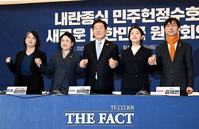 더주당이 지난해 조기 대선 국면에서 원내 군소정당들에 약속한 '교섭단체 요건 완화' 문제는 아직까지 논의가 지지부진한 상황이다. 사진은 지난해 2월 19일 당시 용혜인 기본소득당 대표와 김선민 조국혁신당 당대표 권한대행, 이재명 민주당 대표, 김재연 진보당 대표, 한창민 사회민주당 대표(왼쪽부터)가 국회에서 열린 '내란종식 민주헌정수호 새로운 대한민국 원탁회의' 출범식에 참석해 기념사진 촬영을 하는 모습. /배정한 기자
