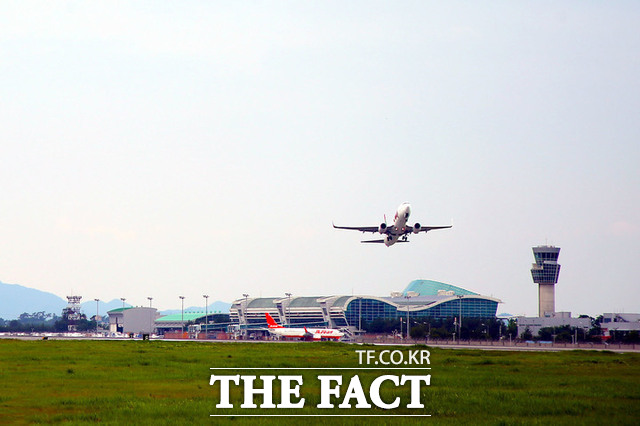 무안국제공항. 이곳 주변으로 광주 군공항이 이전될 것으로 보인다. /더팩트 DB