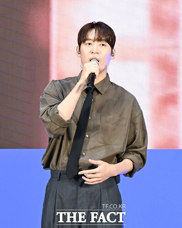 개회식 후 축하 무대에 오른 가수 존박.