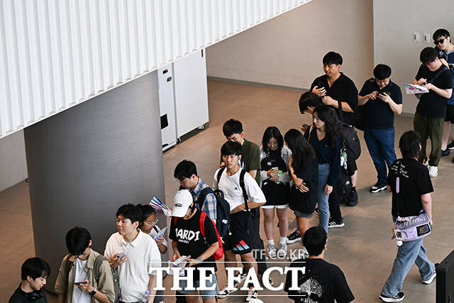 관람객들이 행사장 개장을 기다리고 있다.