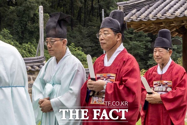 김찬술 대덕구청장(가운데)이 28일 회덕향교에서 성현께 민선9기 출범을 맞아 취임을 알리는 고유제를 봉행하고 있다. /대덕구