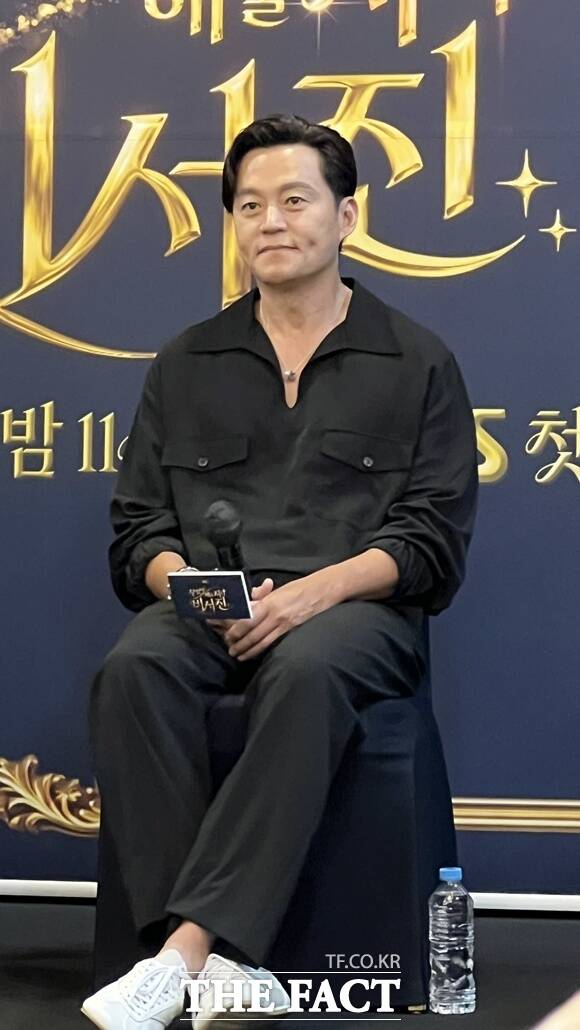 배우 이서진이 28일 오후 서울 영등포구 여의도 켄싱턴호텔에서 진행된 SBS 새 예능프로그램 '무엇이든 해줄지니 - 비서진'의 기자간담회에 참석해 